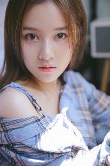 二次元女生开襟开叉裙穿搭壁纸